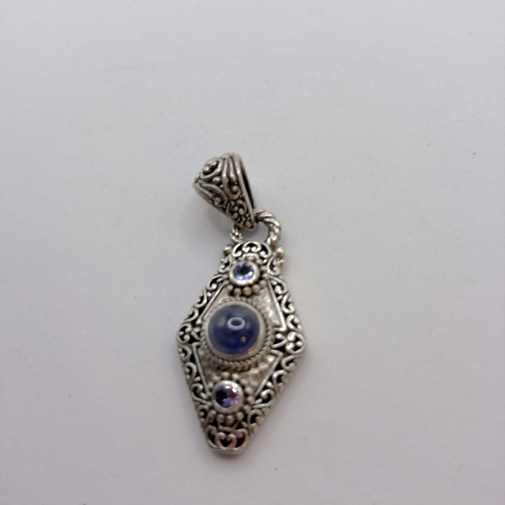 SARDA sterling silver
Pendant diamond shaped blue stone centered